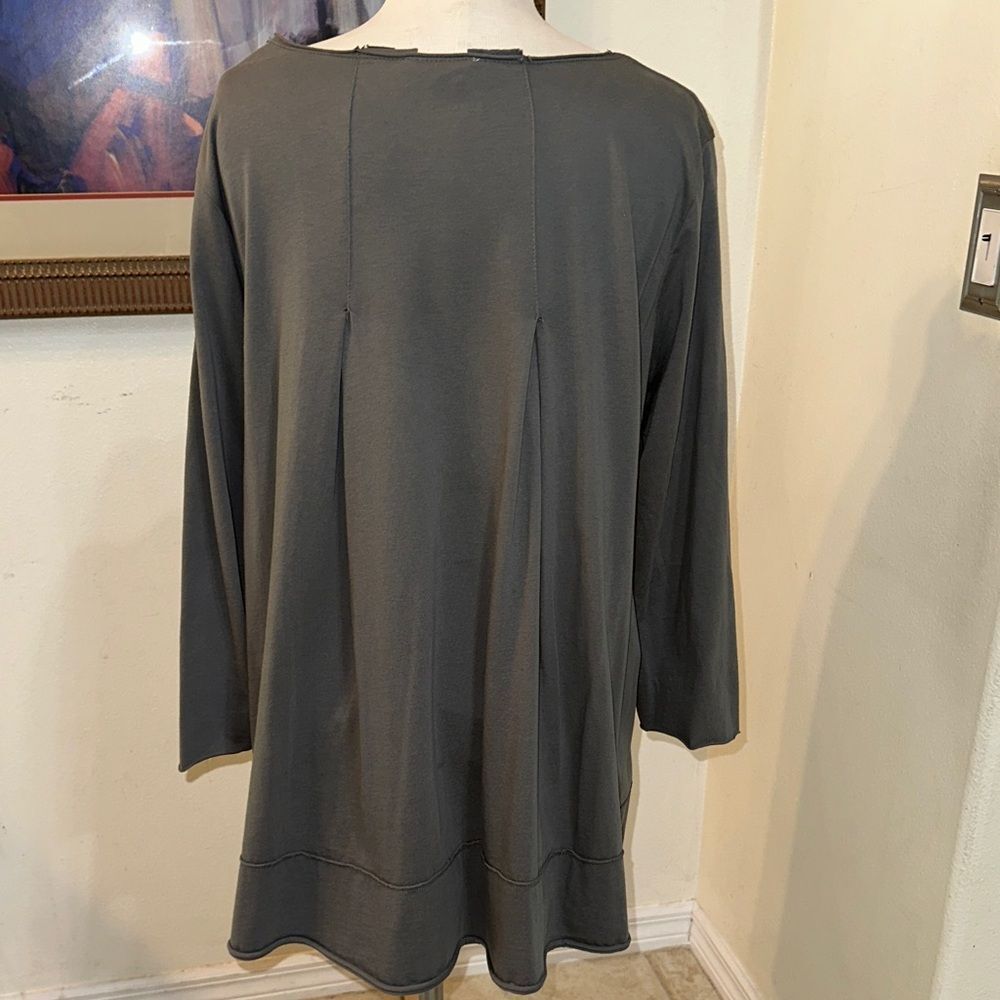 LUUKAA Green Top w/ Graphic Design Size 18 - Picture 9 of 11